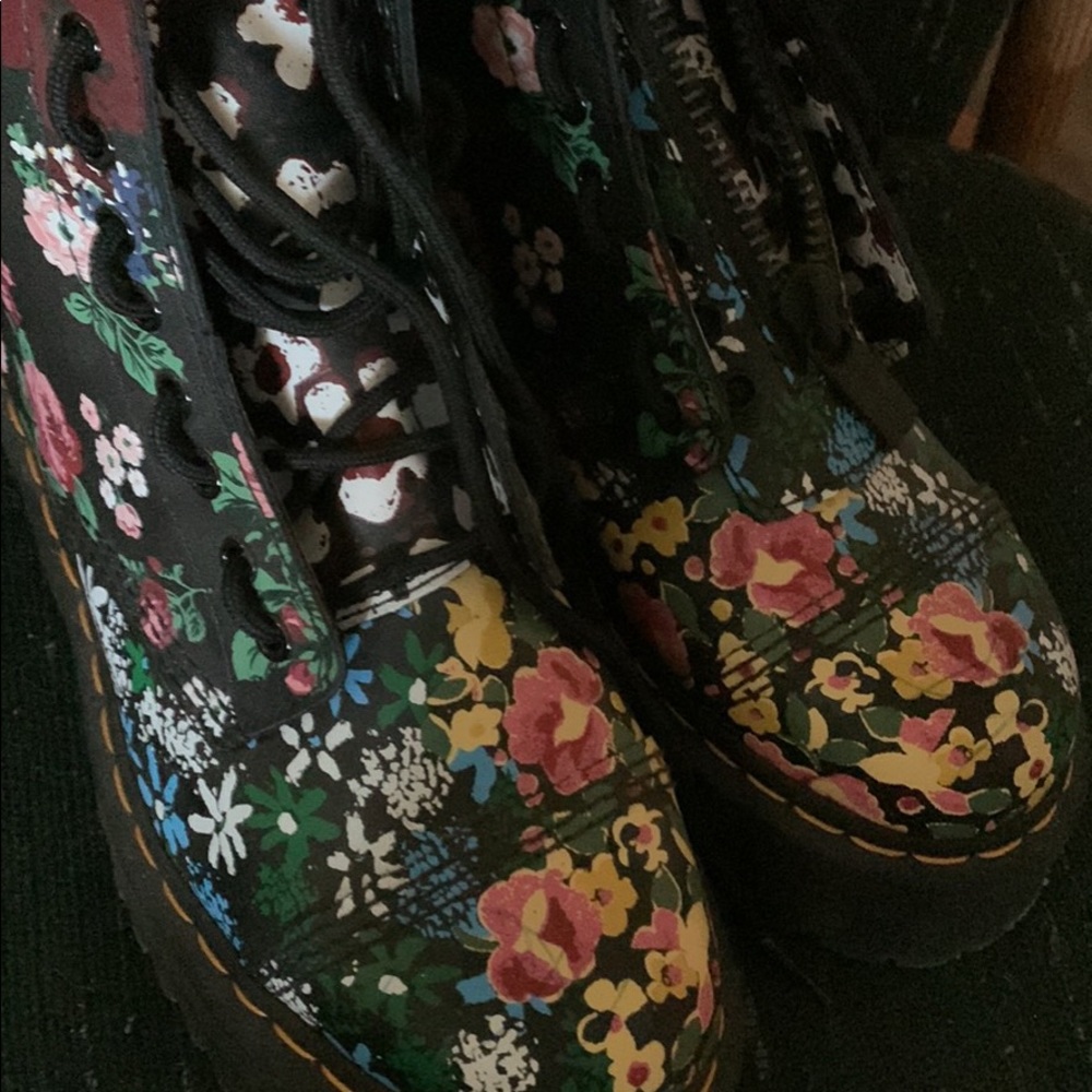 Dr marten platform floral boots never worn size 9